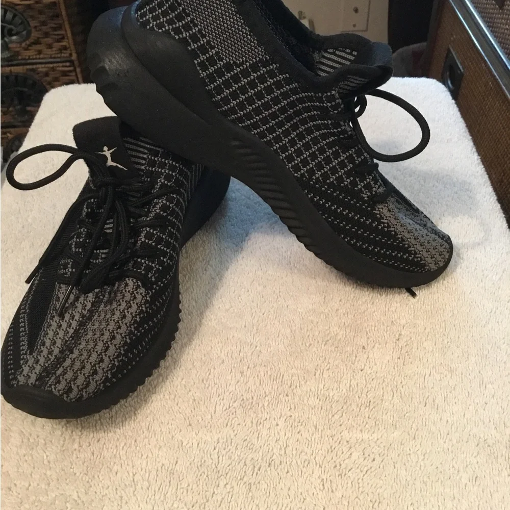 Dan skin Black Comfy Sneakers SZ 6.5 M